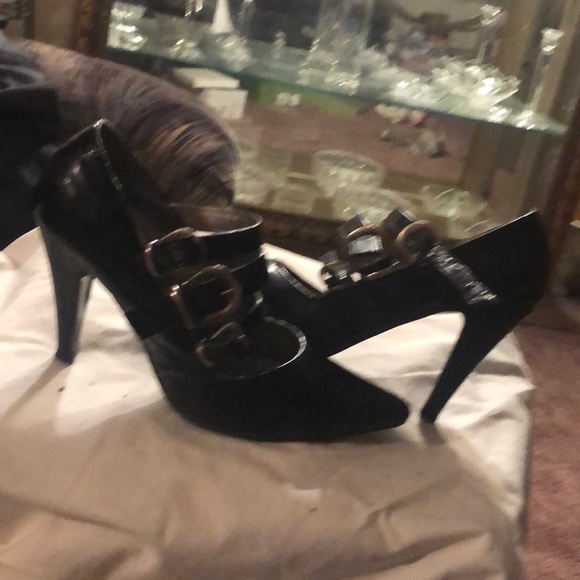 Shoe - Picture 2 of 3